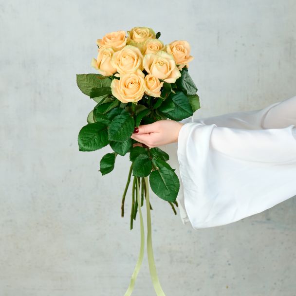 Букет из 9 кремовых Российских роз