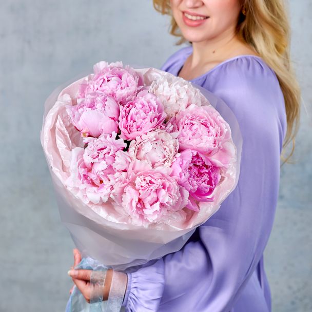 Букет из 9 пионов в упаковке