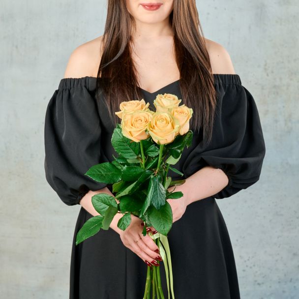 Букет из 5 кремовых Российских роз