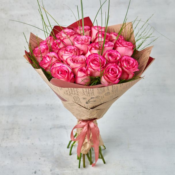 Букет из 25 роз с зеленью