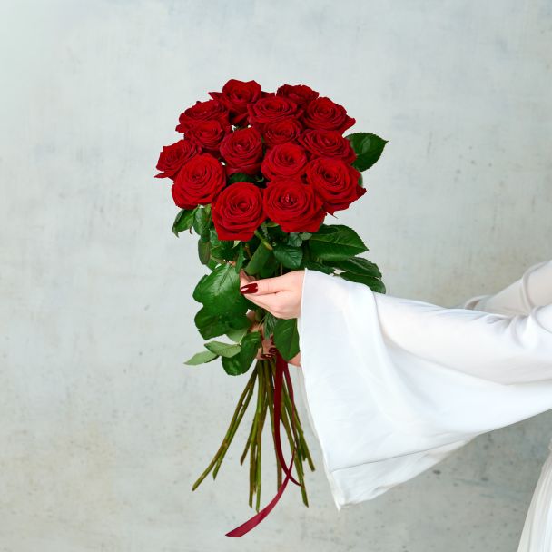 Букет из 15 красных  Российских роз