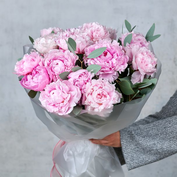Букет из 15 розовых пионов
