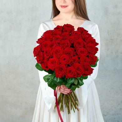 Букет из 35 красных  Российских роз