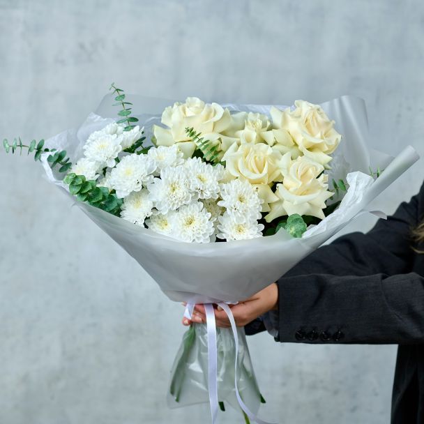 Букет из хризантем и белых французских роз