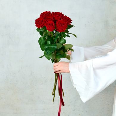 Букет из 7 красных  Российских роз